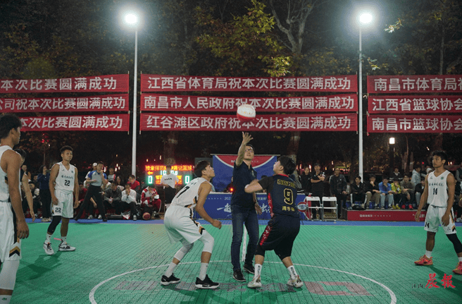 包含球队举办篮球赛事，吸引众多球迷观赏的词条