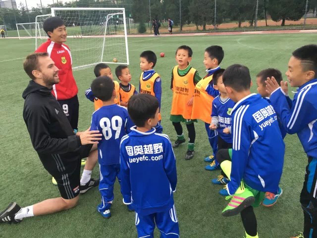 里昂足球俱乐部球员投入社区慈善活动的简单介绍 里昂足球俱乐部球员投入社区慈善活动的简单介绍