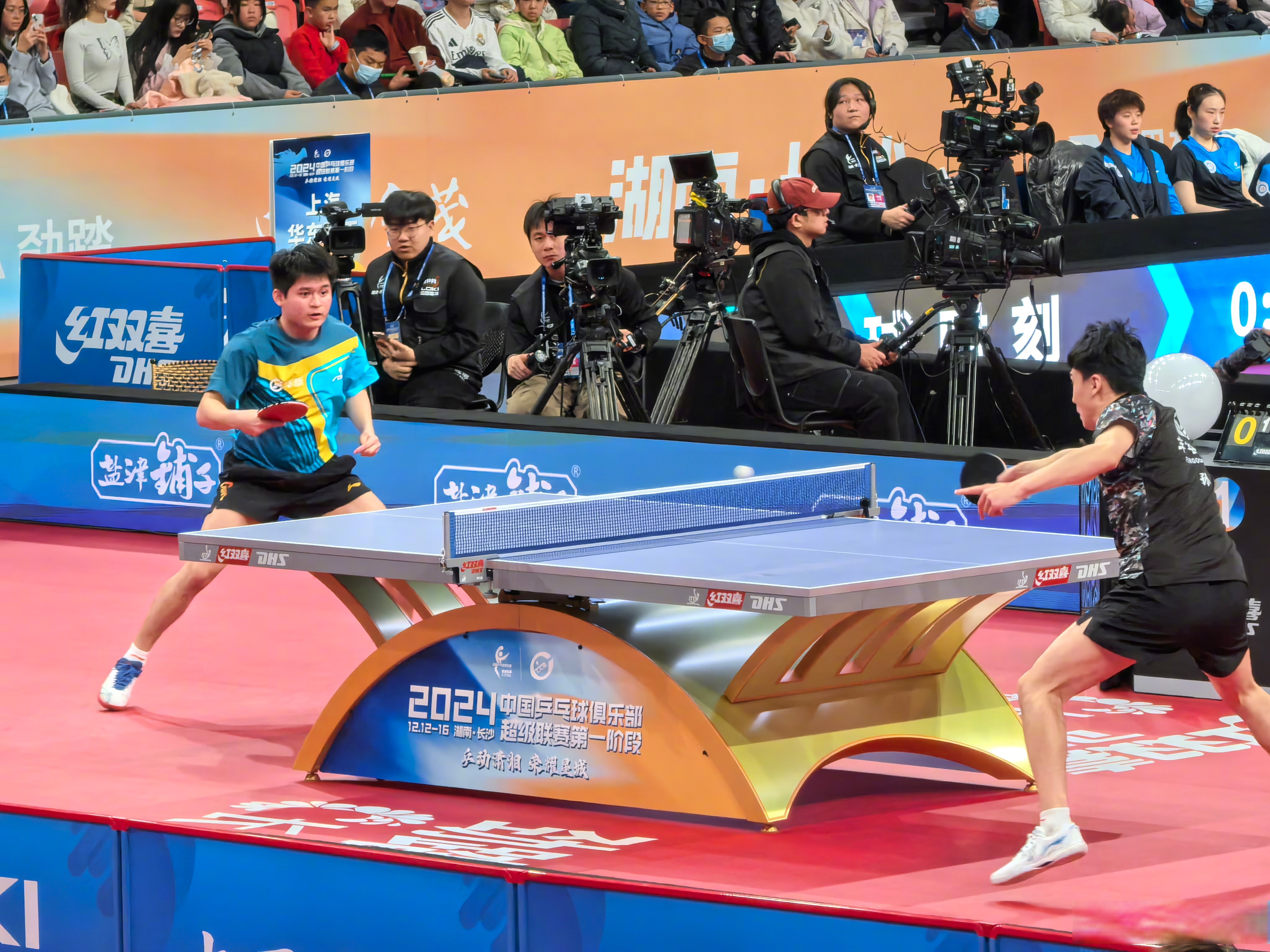 包含中国乒乓球队鏖战瑞典乒乓球队，波尔关键制胜的词条